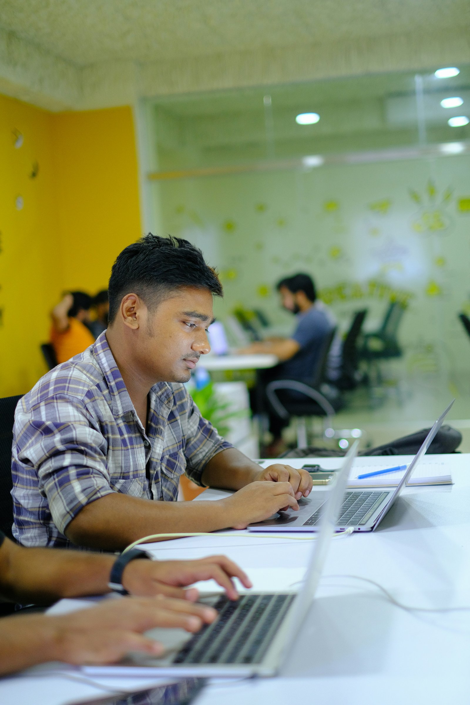 Equipo trabajando con tecnologia para analisis y desarrollo